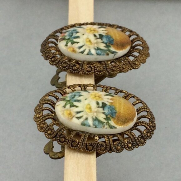 Daisy Flowers Filigree Framed Cabachon Clip On Earrings Oval Cottagecore Granny - Picture 5 of 15